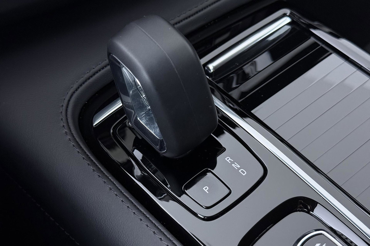 Volvo V90 T8 Plug-in hybrid Plus Dark | ACC | 360° Camera | Harman/Kardon | Keyless | Stoel+Stuurverwarming | 19 Inch