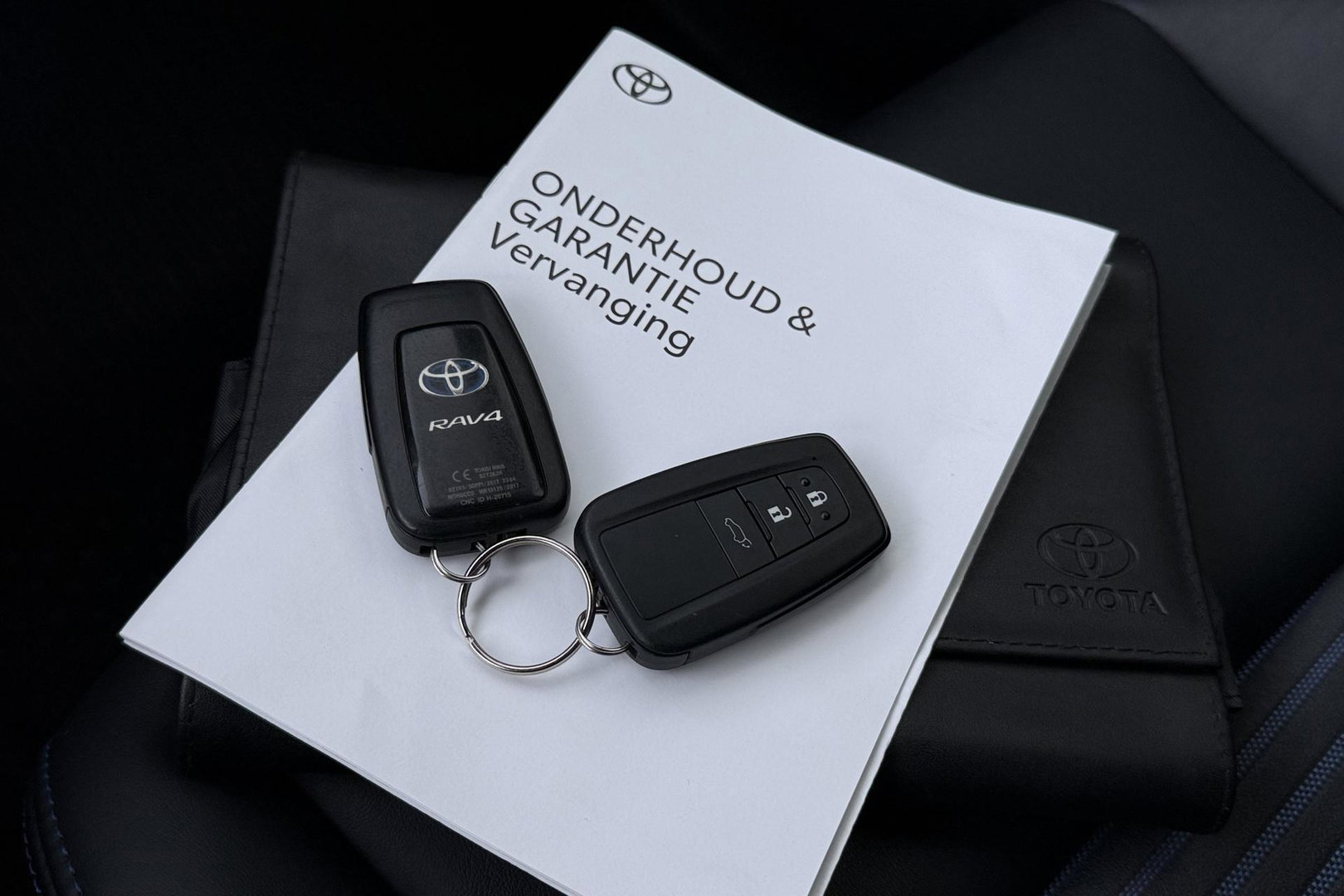 Toyota RAV4 2.5 Hybrid Bi-Tone | ACC | JBL Audio | Stoel+Stuurverwarming | Elektrische Achterklep | Keyless | LED | Camera | 18 Inch