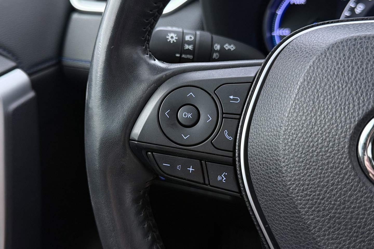 Toyota RAV4 2.5 Hybrid Bi-Tone | ACC | JBL Audio | Stoel+Stuurverwarming | Elektrische Achterklep | Keyless | LED | Camera | 18 Inch