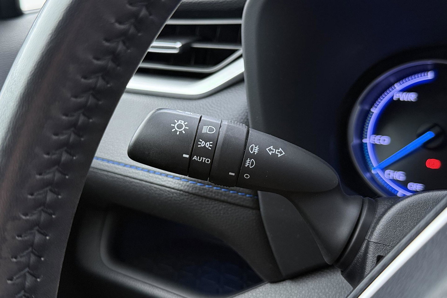 Toyota RAV4 2.5 Hybrid Bi-Tone | ACC | JBL Audio | Stoel+Stuurverwarming | Elektrische Achterklep | Keyless | LED | Camera | 18 Inch