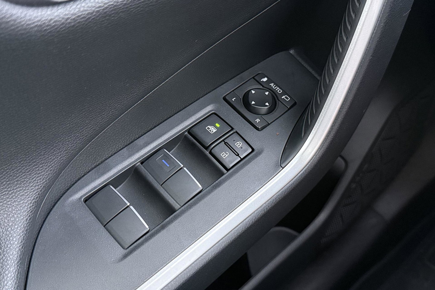 Toyota RAV4 2.5 Hybrid Bi-Tone | ACC | JBL Audio | Stoel+Stuurverwarming | Elektrische Achterklep | Keyless | LED | Camera | 18 Inch