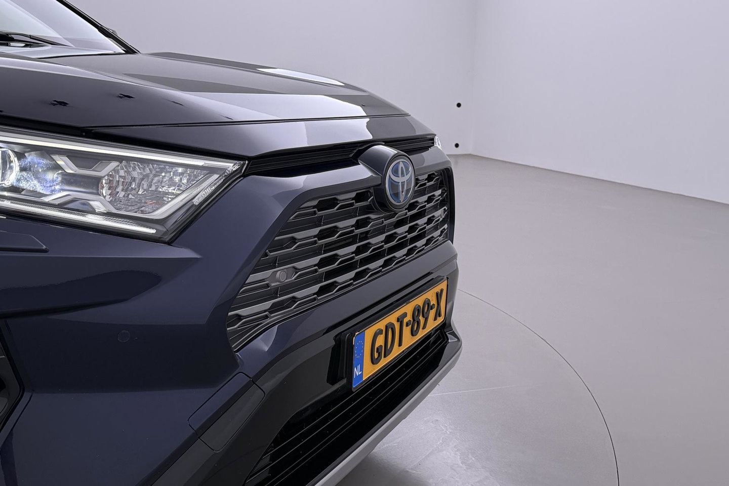 Toyota RAV4 2.5 Hybrid Bi-Tone | ACC | JBL Audio | Stoel+Stuurverwarming | Elektrische Achterklep | Keyless | LED | Camera | 18 Inch