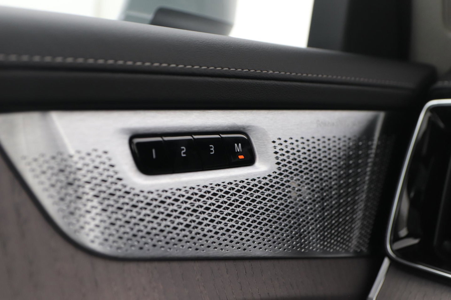 Volvo XC90 T8 Plug-in hybrid Ultra Bright | Bowers&Wilkins | Luchtvering | Massage | 22 Inch | Trekhaak | Head-Up