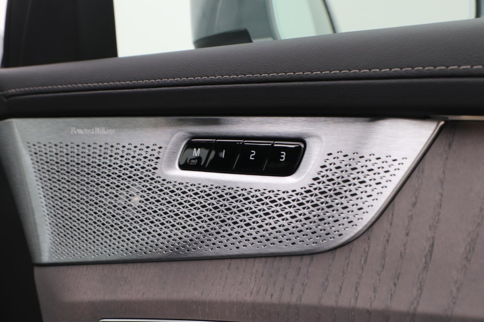 Volvo XC90 T8 Plug-in hybrid Ultra Bright | Bowers&Wilkins | Luchtvering | Massage | 22 Inch | Trekhaak | Head-Up