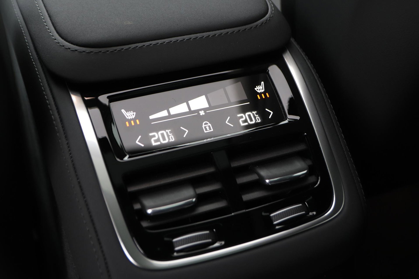 Volvo XC90 T8 Plug-in hybrid Ultra Bright | Bowers&Wilkins | Luchtvering | Massage | 22 Inch | Trekhaak | Head-Up