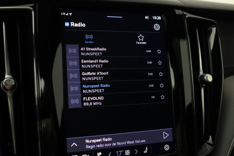 Volvo XC60 T6 Plug-in hybrid Ultra Black Edition | ACC | Luchtvering | Trekhaak | Bowers&Wilkins | 360° Camera | Stoelmassage | Panoramadak | Head-Up