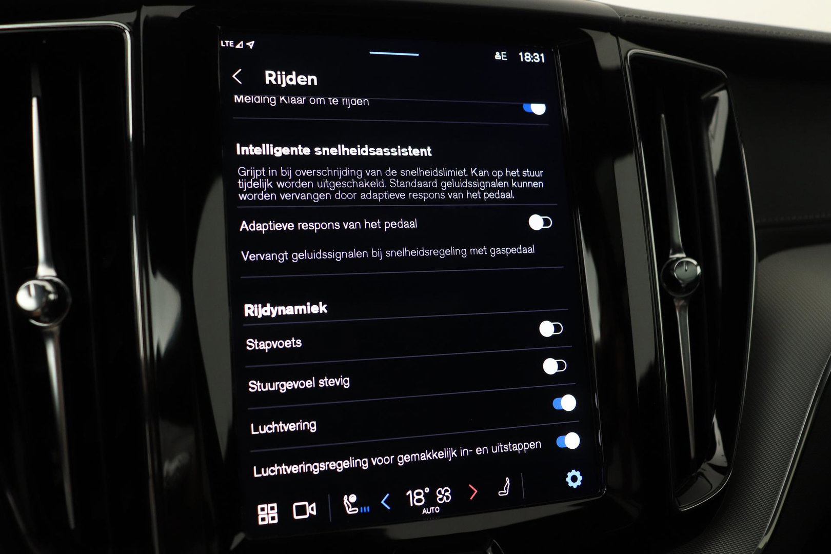 Volvo XC60 T6 Plug-in hybrid Ultra Black Edition | ACC | Luchtvering | Trekhaak | Bowers&Wilkins | 360° Camera | Stoelmassage | Panoramadak | Head-Up