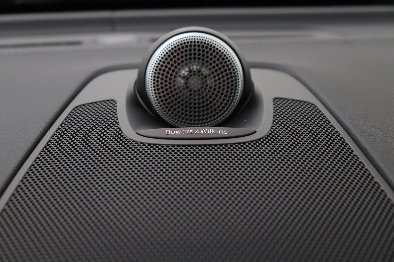 Volvo XC60 T6 Plug-in hybrid Ultra Black Edition | ACC | Luchtvering | Trekhaak | Bowers&Wilkins | 360° Camera | Stoelmassage | Panoramadak | Head-Up