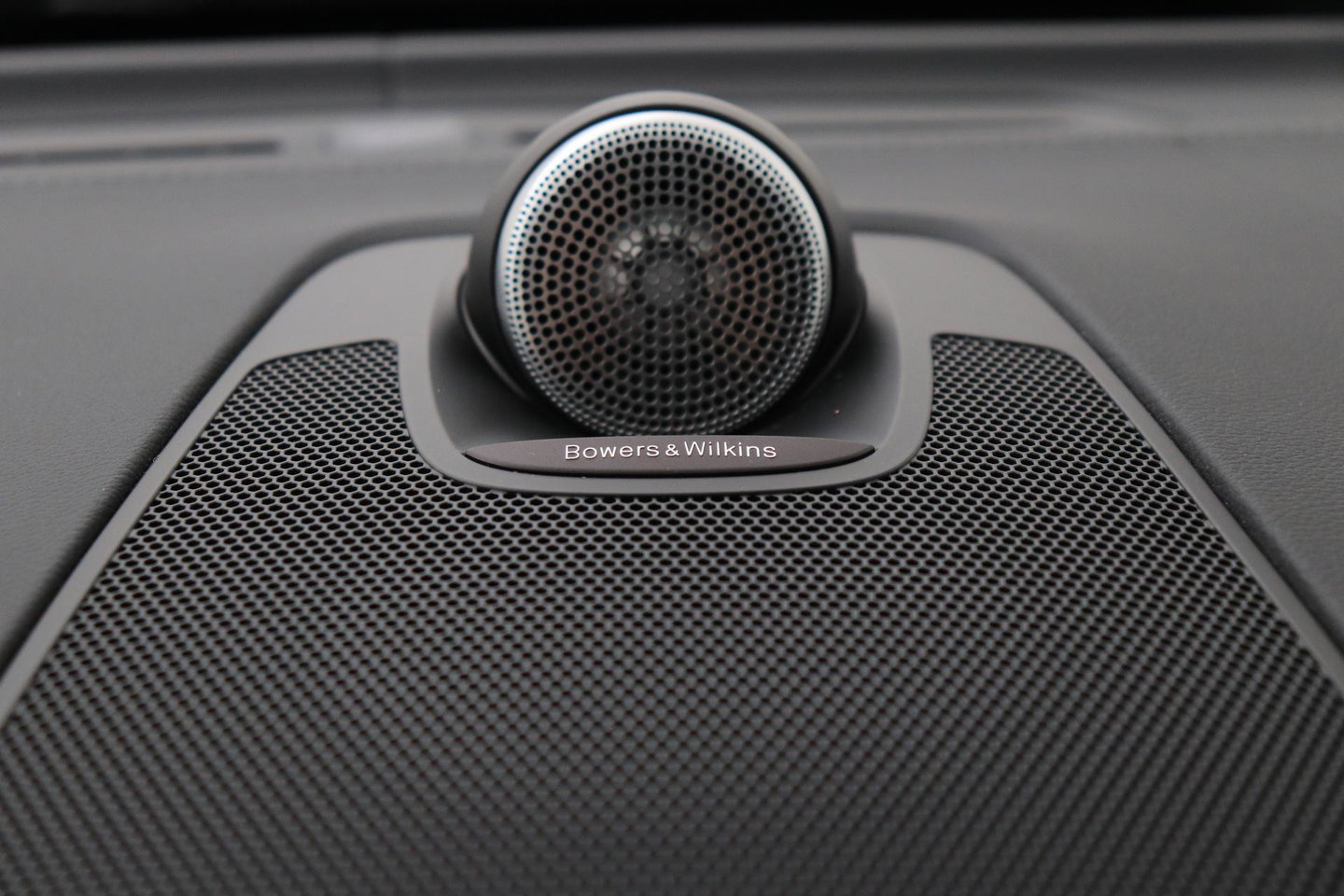 Volvo XC60 T6 Plug-in hybrid Ultra Black Edition | ACC | Luchtvering | Trekhaak | Bowers&Wilkins | 360° Camera | Stoelmassage | Panoramadak | Head-Up