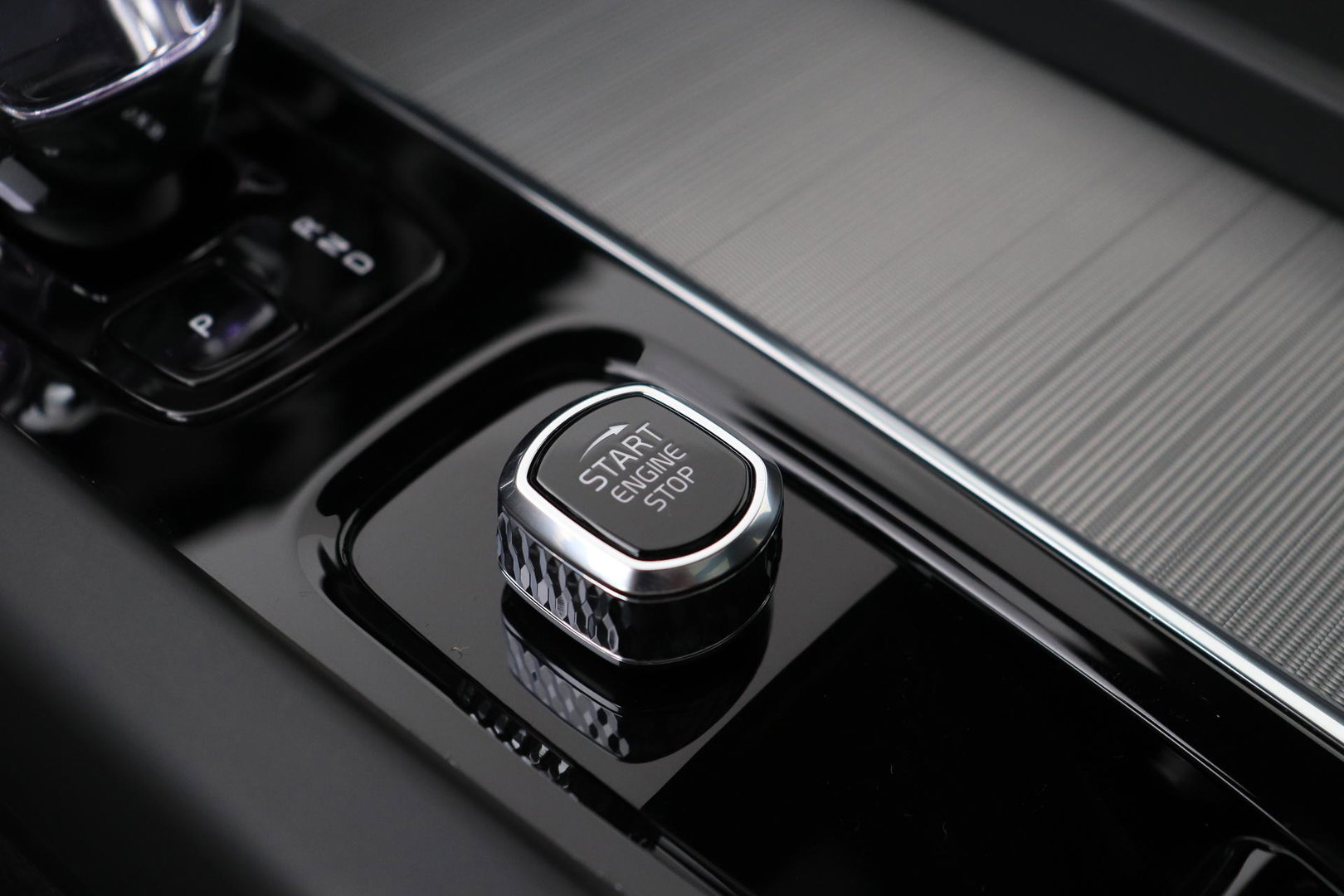 Volvo XC60 T6 Plug-in hybrid Ultra Black Edition | ACC | Luchtvering | Trekhaak | Bowers&Wilkins | 360° Camera | Stoelmassage | Panoramadak | Head-Up