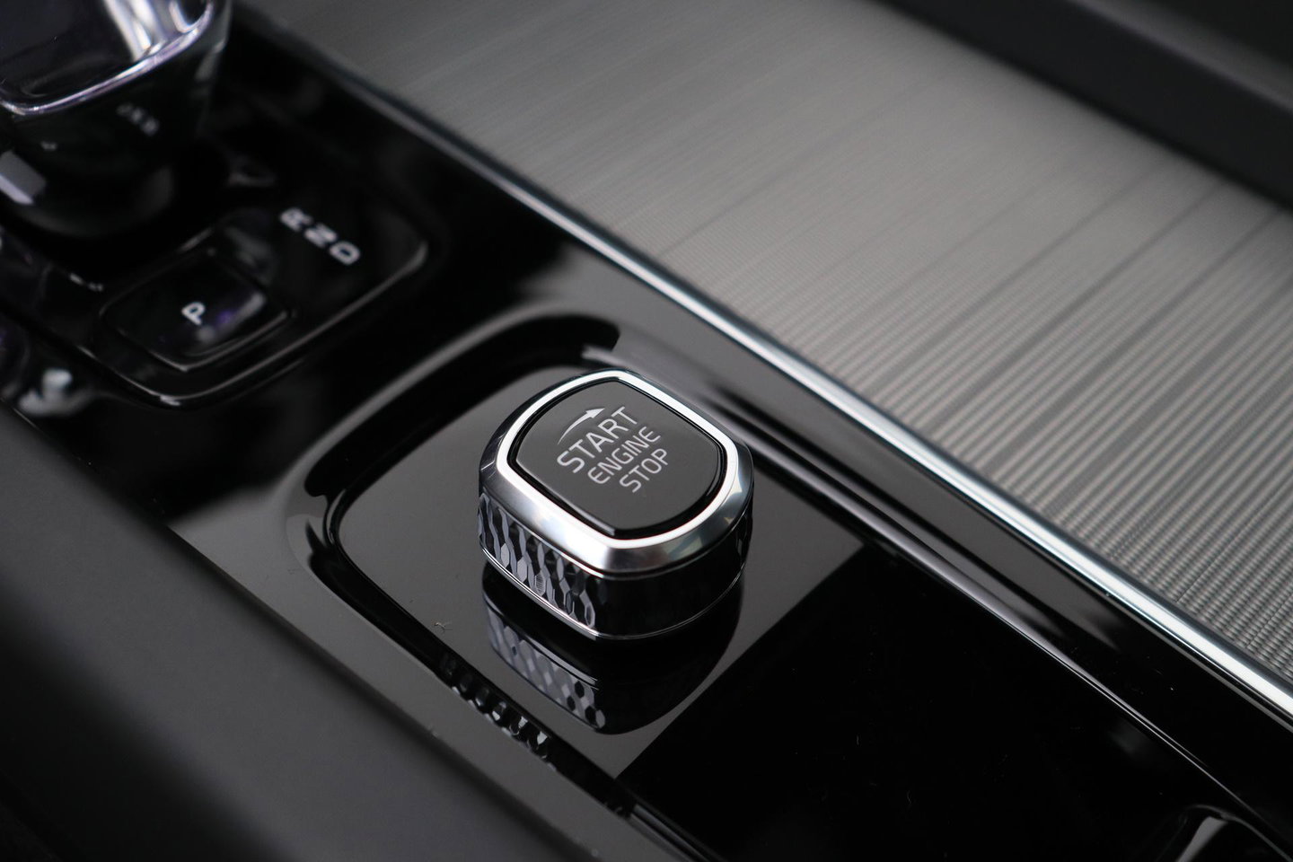 Volvo XC60 T6 Plug-in hybrid Ultra Black Edition | ACC | Luchtvering | Trekhaak | Bowers&Wilkins | 360° Camera | Stoelmassage | Panoramadak | Head-Up
