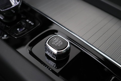Volvo XC60 T6 Plug-in hybrid Ultra Black Edition | ACC | Luchtvering | Trekhaak | Bowers&Wilkins | 360° Camera | Stoelmassage | Panoramadak | Head-Up
