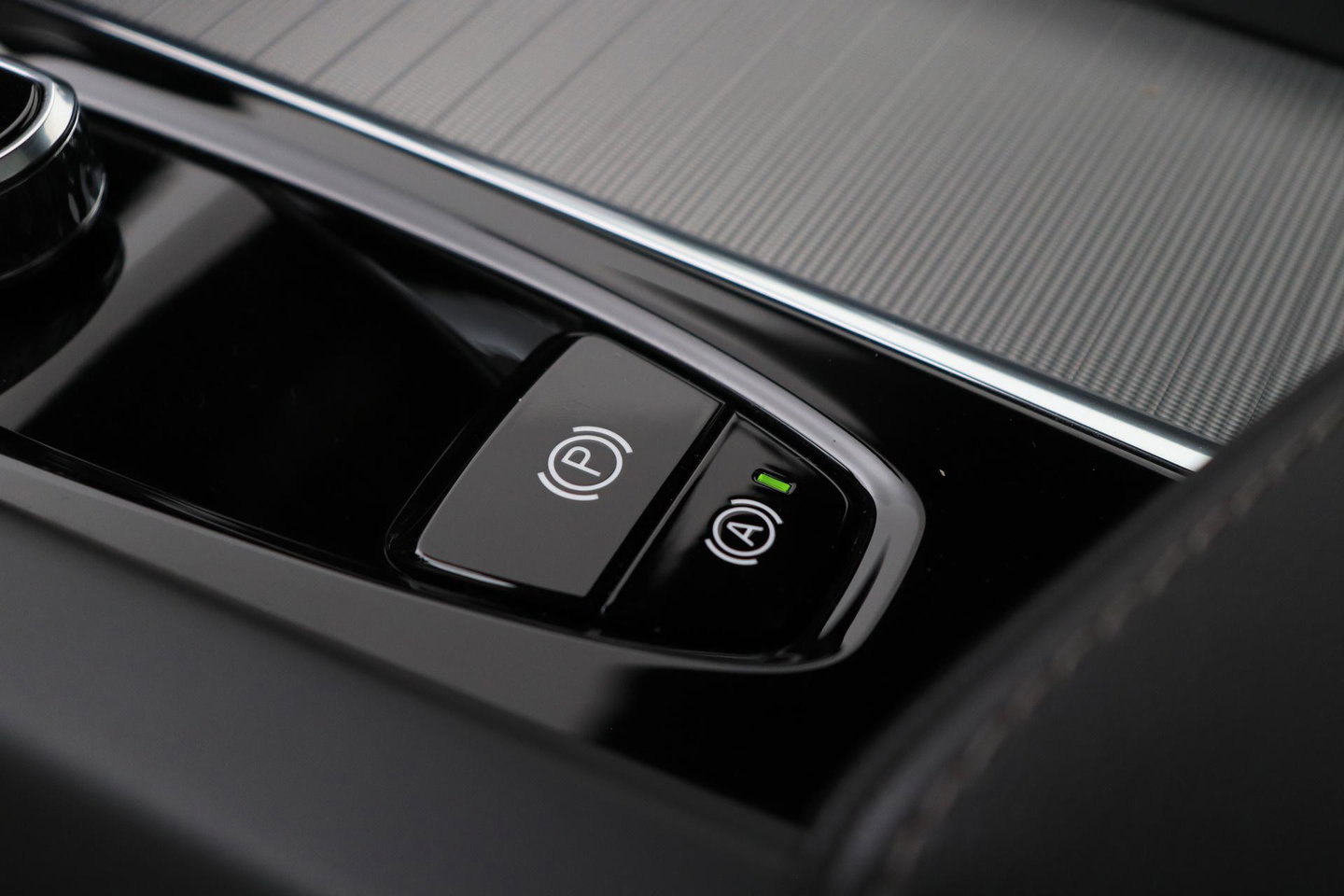 Volvo XC60 T6 Plug-in hybrid Ultra Black Edition | ACC | Luchtvering | Trekhaak | Bowers&Wilkins | 360° Camera | Stoelmassage | Panoramadak | Head-Up