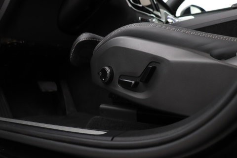 Volvo XC60 T6 Plug-in hybrid Ultra Black Edition | ACC | Luchtvering | Trekhaak | Bowers&Wilkins | 360° Camera | Stoelmassage | Panoramadak | Head-Up