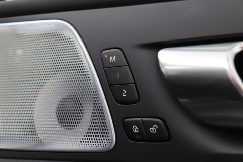 Volvo XC60 T6 Plug-in hybrid Ultra Black Edition | ACC | Luchtvering | Trekhaak | Bowers&Wilkins | 360° Camera | Stoelmassage | Panoramadak | Head-Up