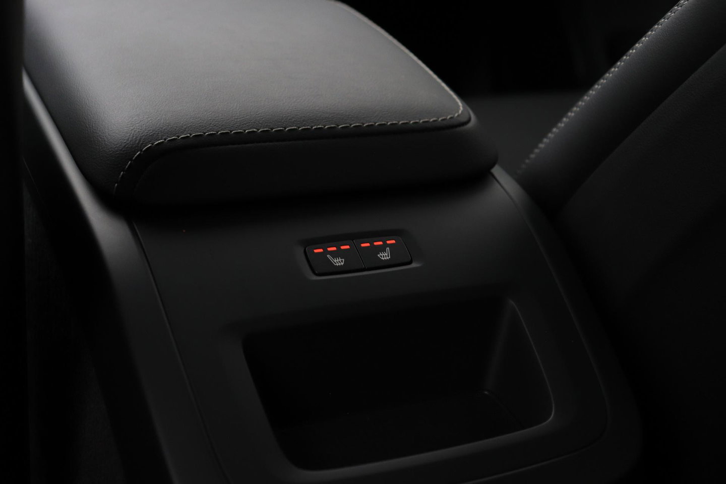 Volvo XC60 T6 Plug-in hybrid Ultra Black Edition | ACC | Luchtvering | Trekhaak | Bowers&Wilkins | 360° Camera | Stoelmassage | Panoramadak | Head-Up