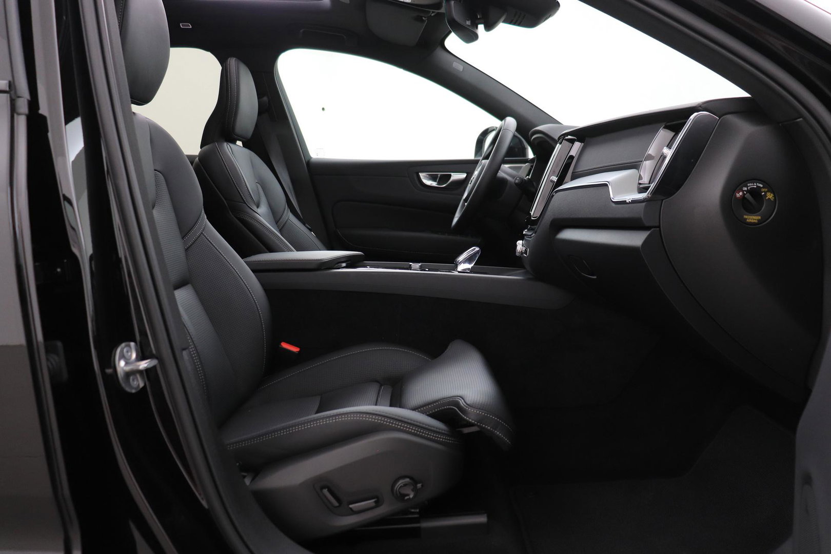 Volvo XC60 T6 Plug-in hybrid Ultra Black Edition | ACC | Luchtvering | Trekhaak | Bowers&Wilkins | 360° Camera | Stoelmassage | Panoramadak | Head-Up