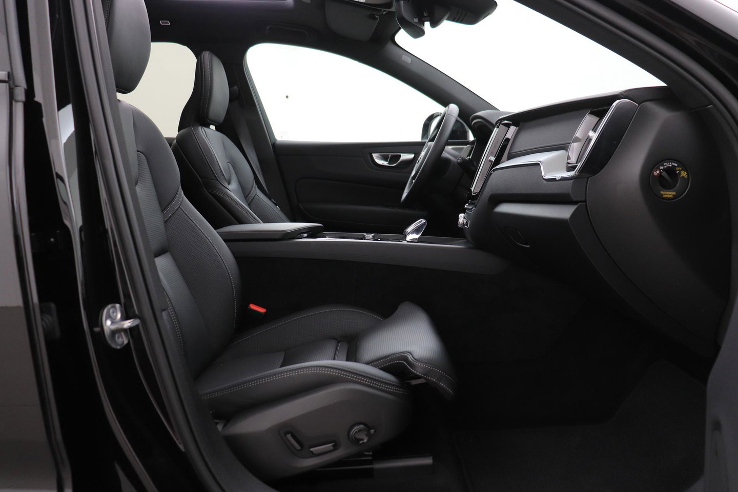 Volvo XC60 T6 Plug-in hybrid Ultra Black Edition | ACC | Luchtvering | Trekhaak | Bowers&Wilkins | 360° Camera | Stoelmassage | Panoramadak | Head-Up