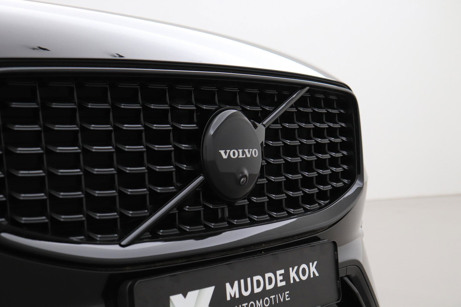 Volvo XC60 T6 Plug-in hybrid Ultra Black Edition | ACC | Luchtvering | Trekhaak | Bowers&Wilkins | 360° Camera | Stoelmassage | Panoramadak | Head-Up