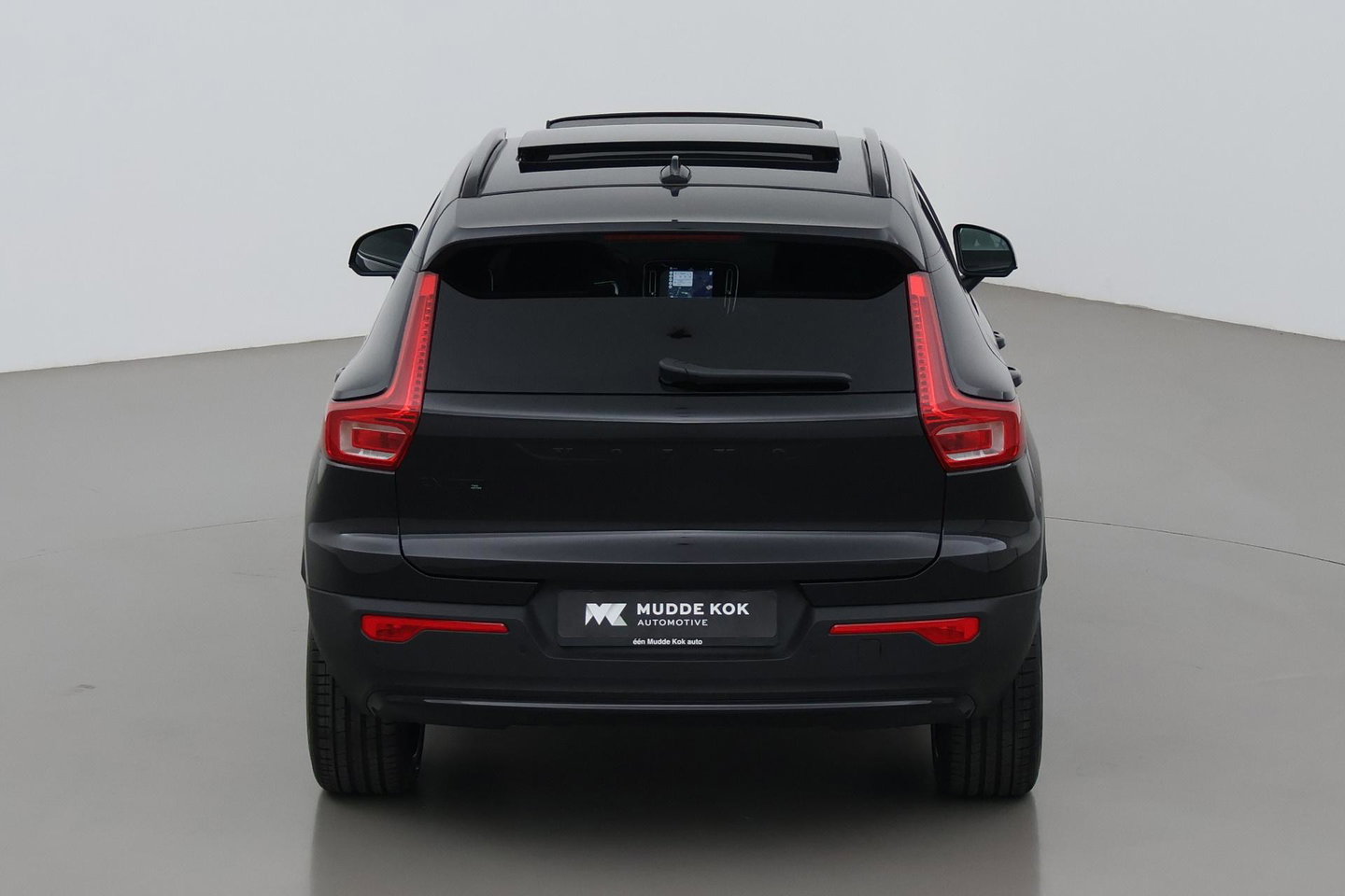 Volvo EX40 Twin Motor Plus Black Edition 82 kWh | ACC | Panoramadak | 360° Camera | Harman/Kardon | Stoel+Stuurverwarming | 20 Inch