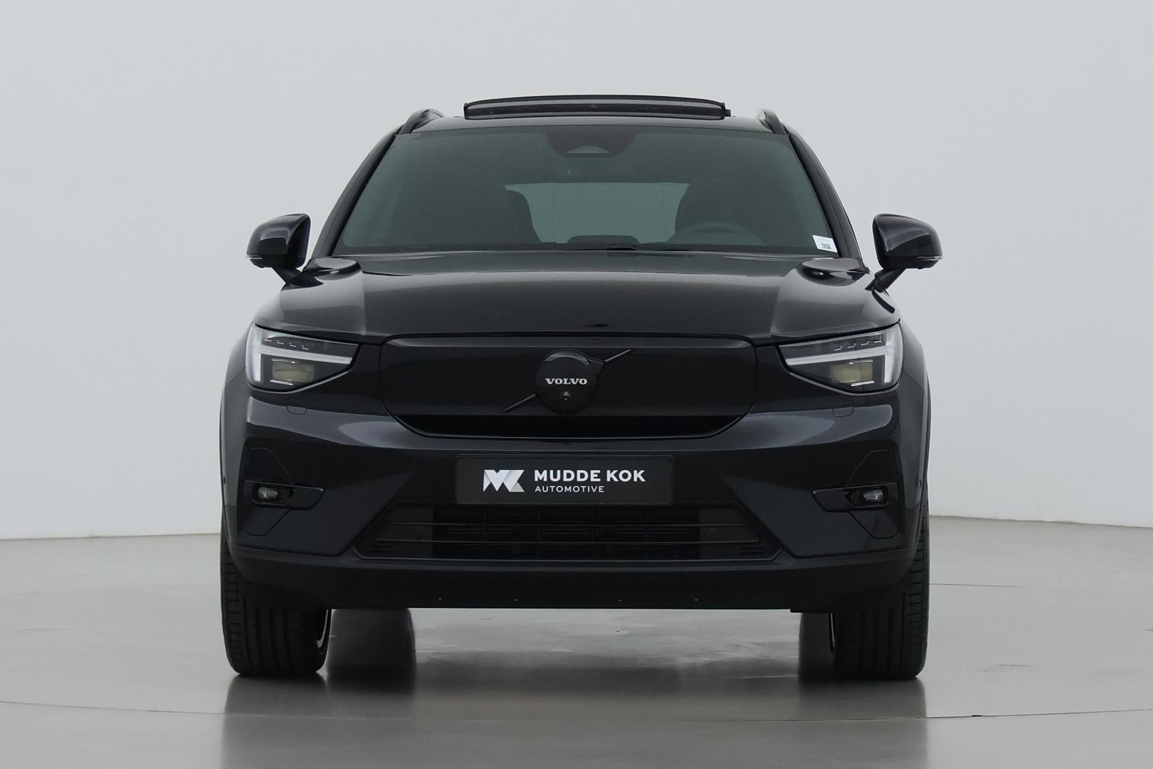 Volvo EX40 Twin Motor Plus Black Edition 82 kWh | ACC | Panoramadak | 360° Camera | Harman/Kardon | Stoel+Stuurverwarming | 20 Inch