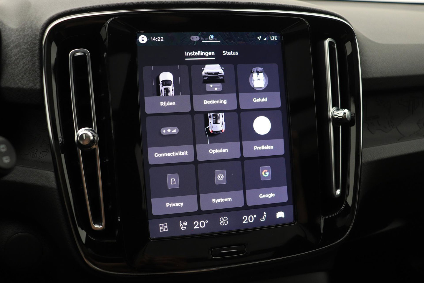 Volvo EX40 Twin Motor Plus Black Edition 82 kWh | ACC | Panoramadak | 360° Camera | Harman/Kardon | Stoel+Stuurverwarming | 20 Inch
