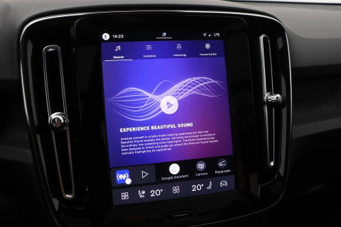 Volvo EX40 Twin Motor Plus Black Edition 82 kWh | ACC | Panoramadak | 360° Camera | Harman/Kardon | Stoel+Stuurverwarming | 20 Inch