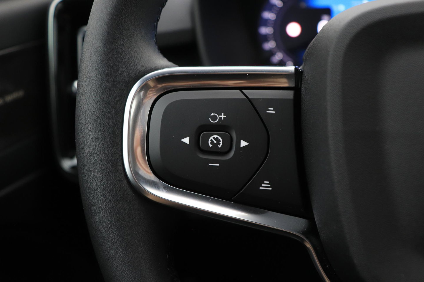Volvo EX40 Twin Motor Plus Black Edition 82 kWh | ACC | Panoramadak | 360° Camera | Harman/Kardon | Stoel+Stuurverwarming | 20 Inch