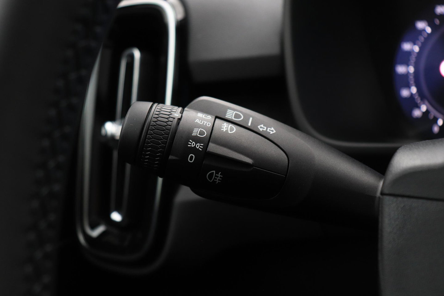 Volvo EX40 Twin Motor Plus Black Edition 82 kWh | ACC | Panoramadak | 360° Camera | Harman/Kardon | Stoel+Stuurverwarming | 20 Inch