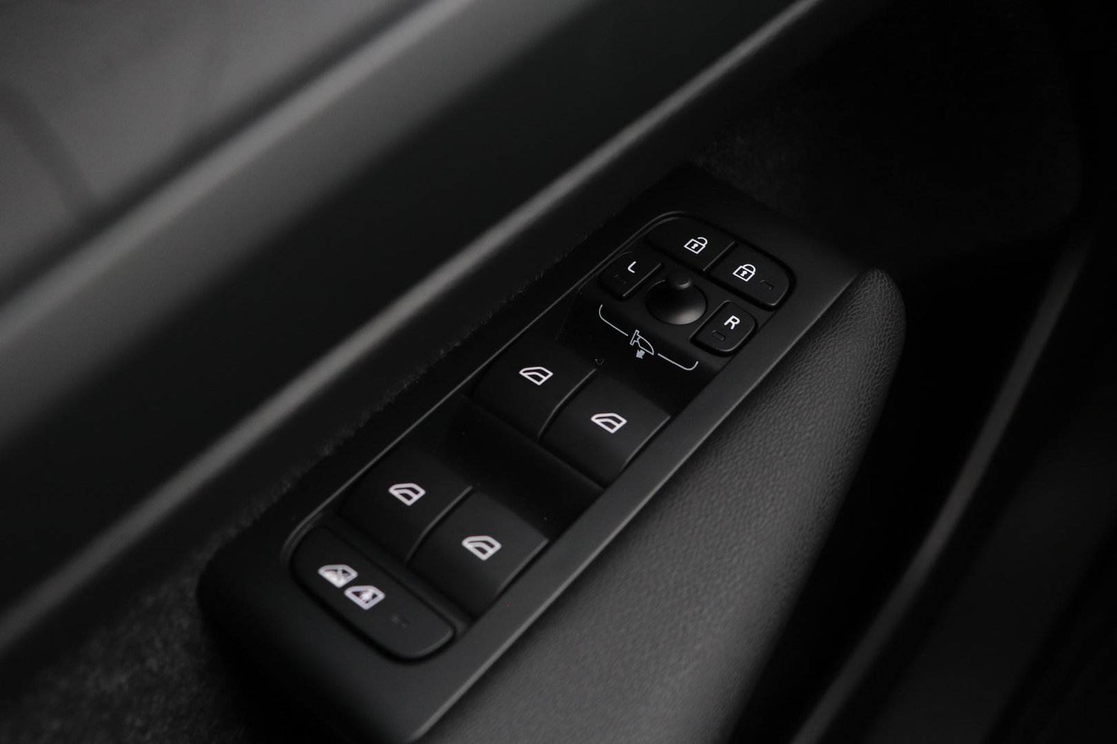Volvo EX40 Twin Motor Plus Black Edition 82 kWh | ACC | Panoramadak | 360° Camera | Harman/Kardon | Stoel+Stuurverwarming | 20 Inch