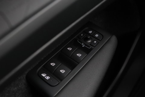 Volvo EX40 Twin Motor Plus Black Edition 82 kWh | ACC | Panoramadak | 360° Camera | Harman/Kardon | Stoel+Stuurverwarming | 20 Inch