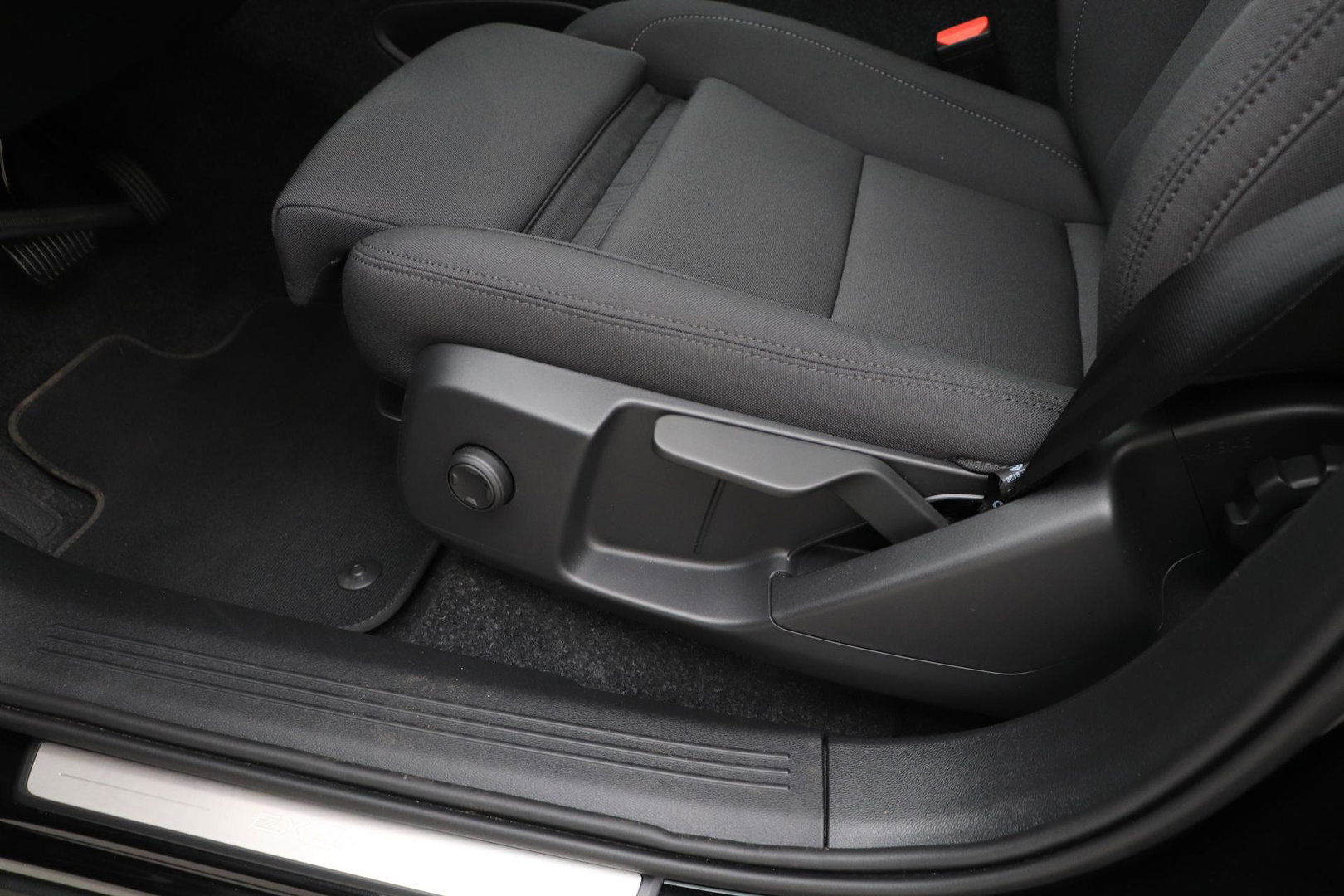Volvo EX40 Twin Motor Plus Black Edition 82 kWh | ACC | Panoramadak | 360° Camera | Harman/Kardon | Stoel+Stuurverwarming | 20 Inch