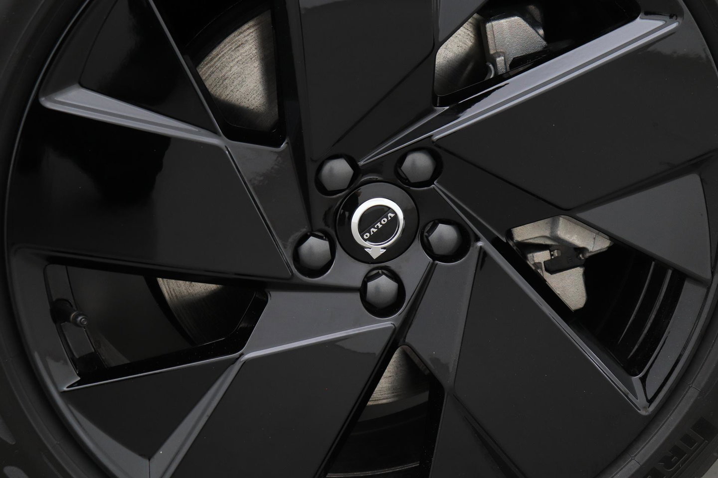 Volvo EX40 Twin Motor Plus Black Edition 82 kWh | ACC | Panoramadak | 360° Camera | Harman/Kardon | Stoel+Stuurverwarming | 20 Inch