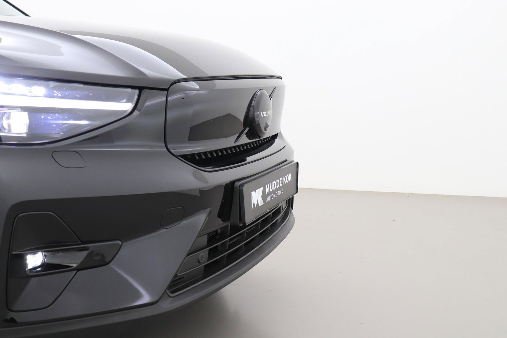 Volvo EX40 Twin Motor Plus Black Edition 82 kWh | ACC | Panoramadak | 360° Camera | Harman/Kardon | Stoel+Stuurverwarming | 20 Inch