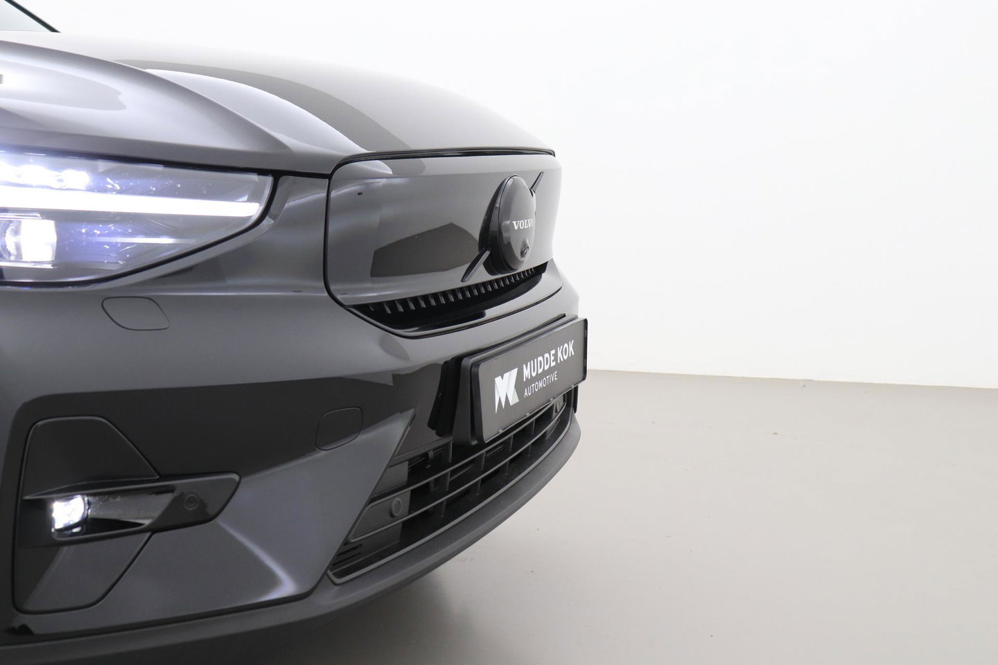Volvo EX40 Twin Motor Plus Black Edition 82 kWh | ACC | Panoramadak | 360° Camera | Harman/Kardon | Stoel+Stuurverwarming | 20 Inch