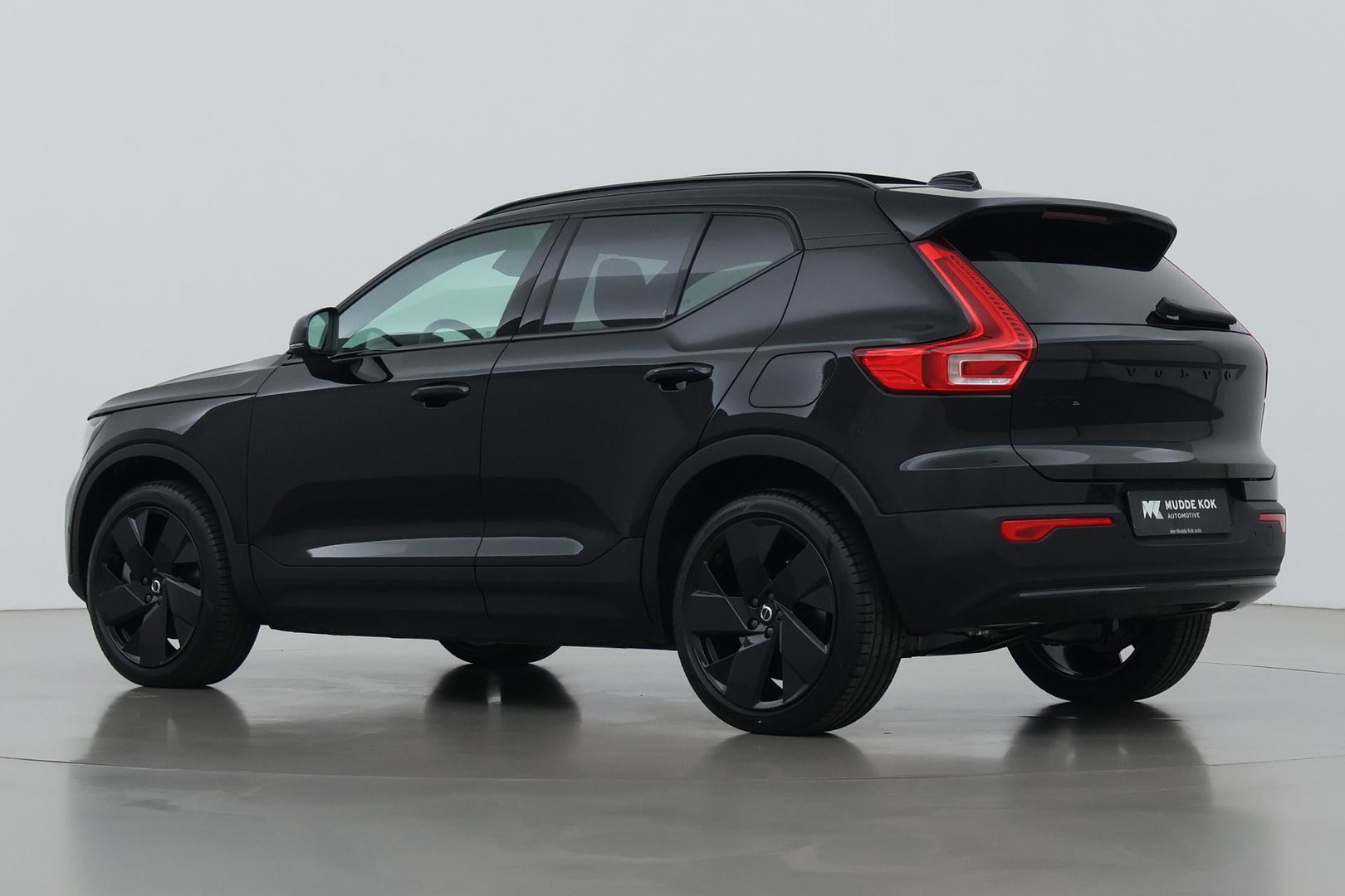 Volvo EX40 Twin Motor Plus Black Edition 82 kWh | ACC | Panoramadak | 360° Camera | Harman/Kardon | Stoel+Stuurverwarming | 20 Inch