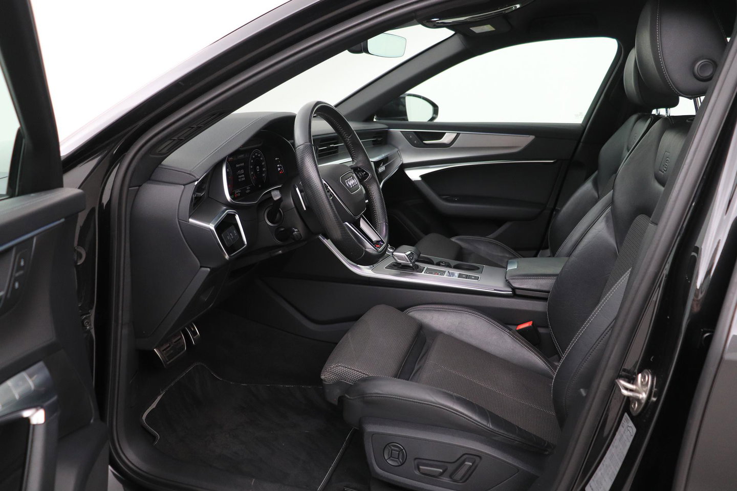 Audi A6 Avant 45 TFSI quattro Sport S line edition | Matrix LED | Trekhaak | Stoelverwarming | Keyless | Memory Seats | 19 inch