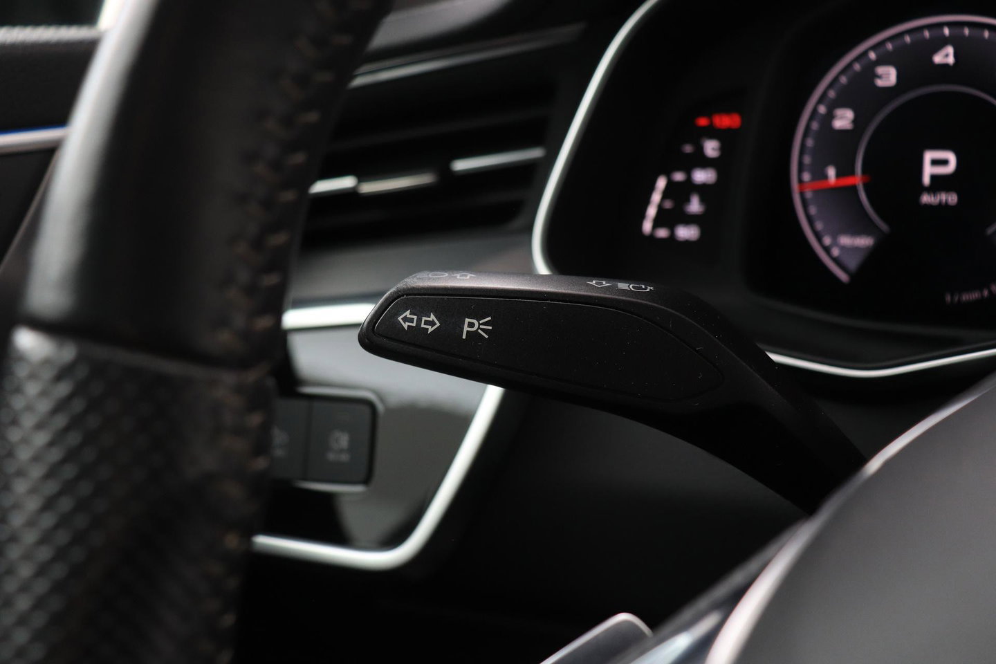 Audi A6 Avant 45 TFSI quattro Sport S line edition | Matrix LED | Trekhaak | Stoelverwarming | Keyless | Memory Seats | 19 inch