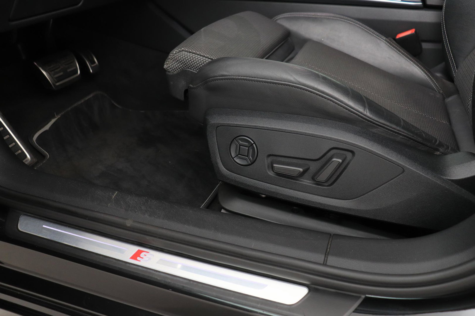 Audi A6 Avant 45 TFSI quattro Sport S line edition | Matrix LED | Trekhaak | Stoelverwarming | Keyless | Memory Seats | 19 inch