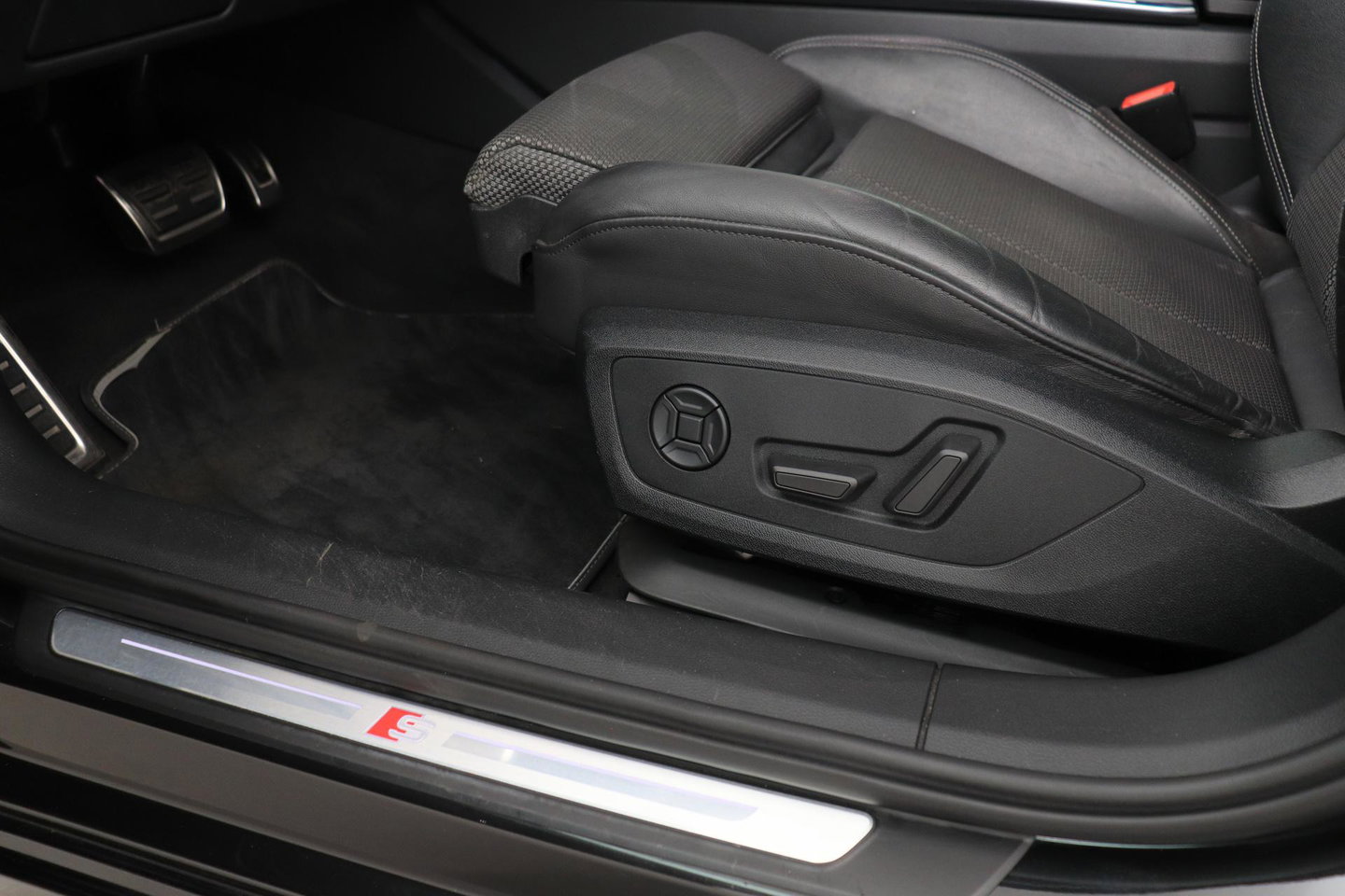 Audi A6 Avant 45 TFSI quattro Sport S line edition | Matrix LED | Trekhaak | Stoelverwarming | Keyless | Memory Seats | 19 inch