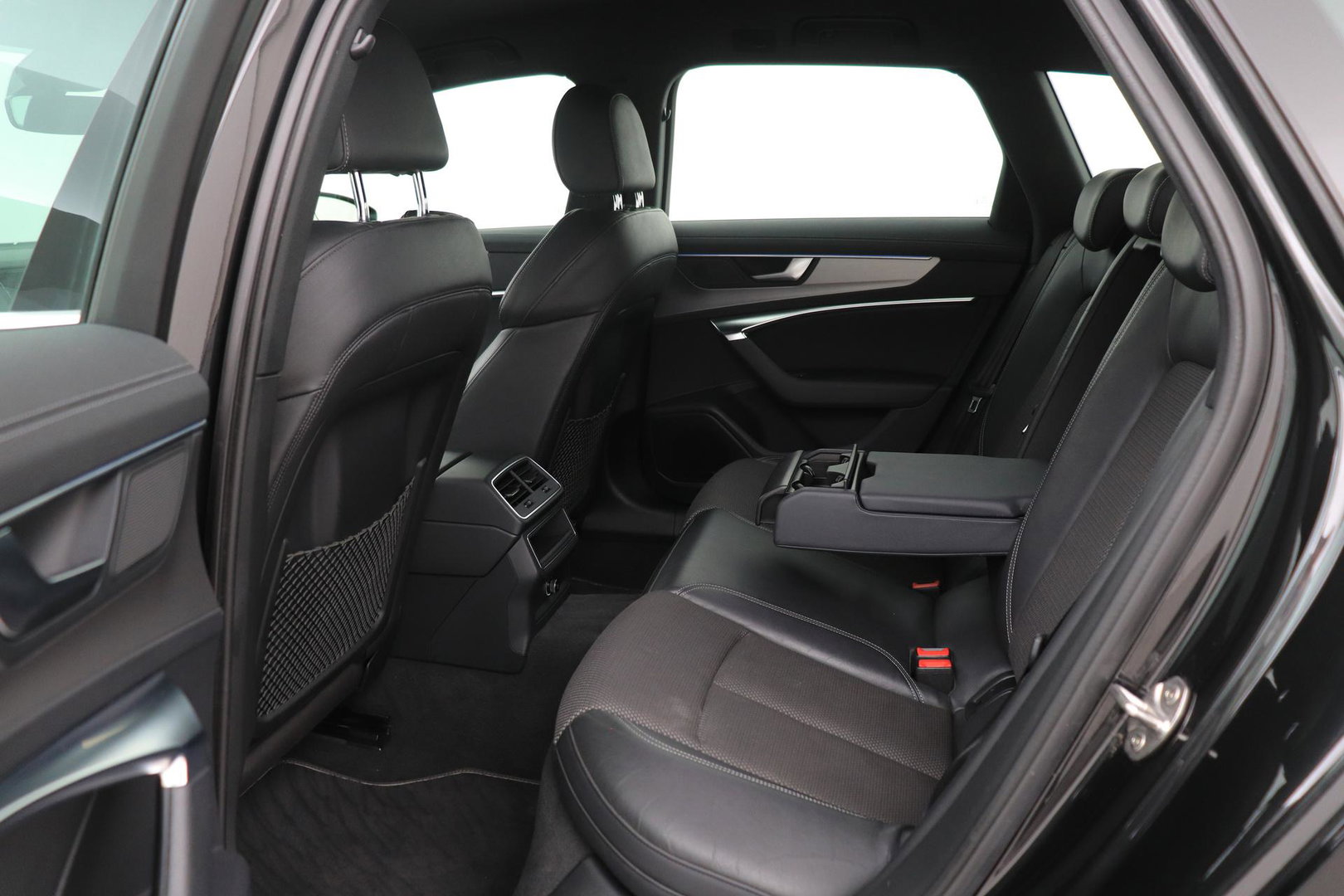 Audi A6 Avant 45 TFSI quattro Sport S line edition | Matrix LED | Trekhaak | Stoelverwarming | Keyless | Memory Seats | 19 inch