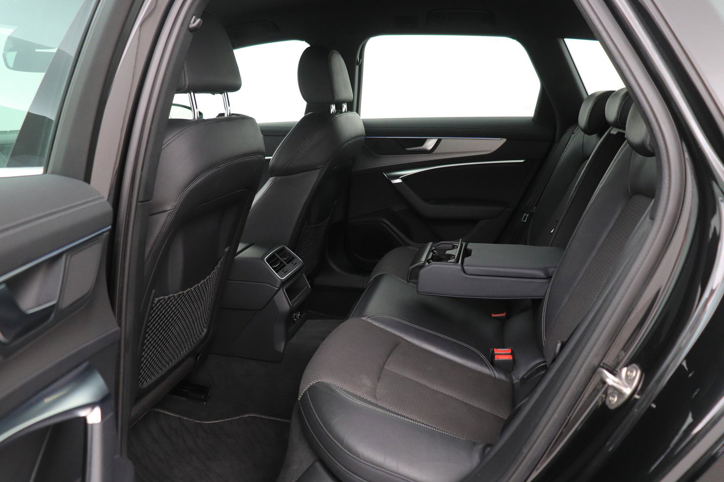 Audi A6 Avant 45 TFSI quattro Sport S line edition | Matrix LED | Trekhaak | Stoelverwarming | Keyless | Memory Seats | 19 inch