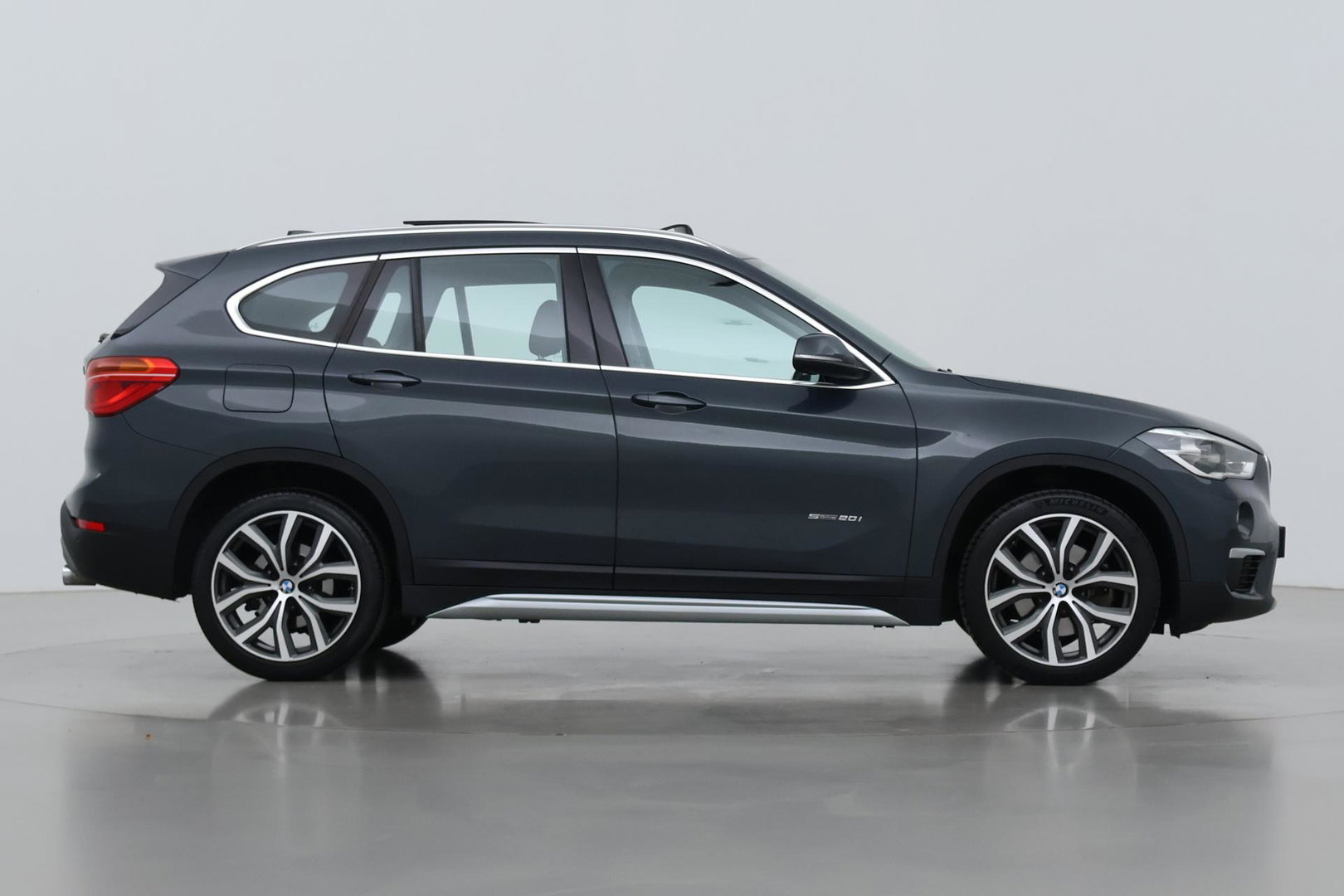 BMW X1 sDrive20i Centennial High Executive | Panoramadak | Head-Up | Vol-Leder | Stoelverwarming