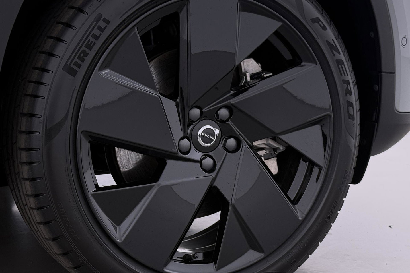 Volvo EX40 Twin Motor Plus Black Edition 82 kWh | 409 PK! | AWD | 360° Camera | Harman/Kardon | Stoel+Stuurverwarming | ACC