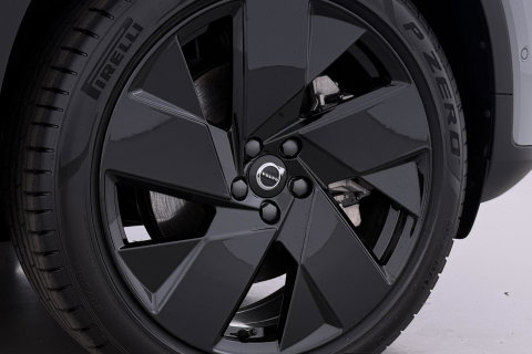 Volvo EX40 Twin Motor Plus Black Edition 82 kWh | 409 PK! | AWD | 360° Camera | Harman/Kardon | Stoel+Stuurverwarming | ACC