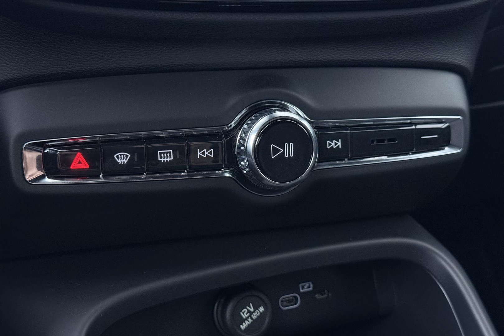 Volvo EX40 Twin Motor Plus Black Edition 82 kWh | 409 PK! | AWD | 360° Camera | Harman/Kardon | Stoel+Stuurverwarming | ACC