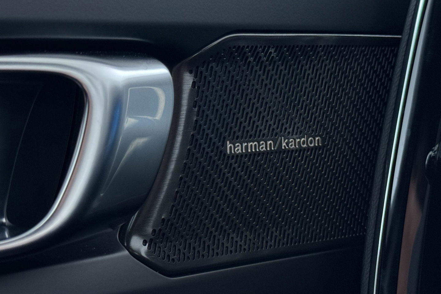 Volvo EX40 Twin Motor Plus Black Edition 82 kWh | 409 PK! | AWD | 360° Camera | Harman/Kardon | Stoel+Stuurverwarming | ACC