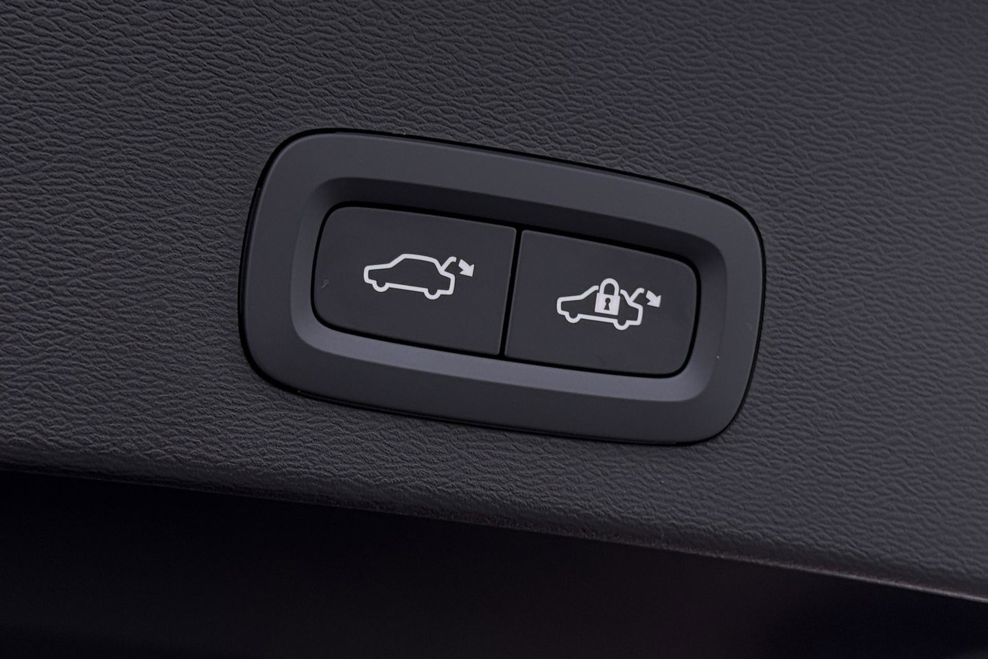 Volvo EX40 Twin Motor Plus Black Edition 82 kWh | 409 PK! | AWD | 360° Camera | Harman/Kardon | Stoel+Stuurverwarming | ACC