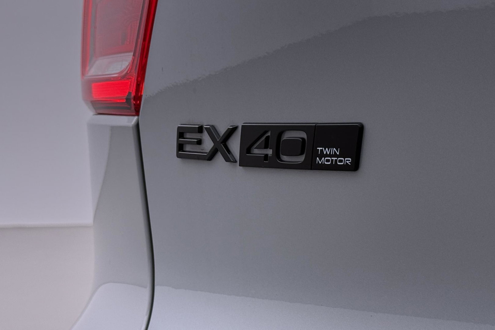 Volvo EX40 Twin Motor Plus Black Edition 82 kWh | 409 PK! | AWD | 360° Camera | Harman/Kardon | Stoel+Stuurverwarming | ACC