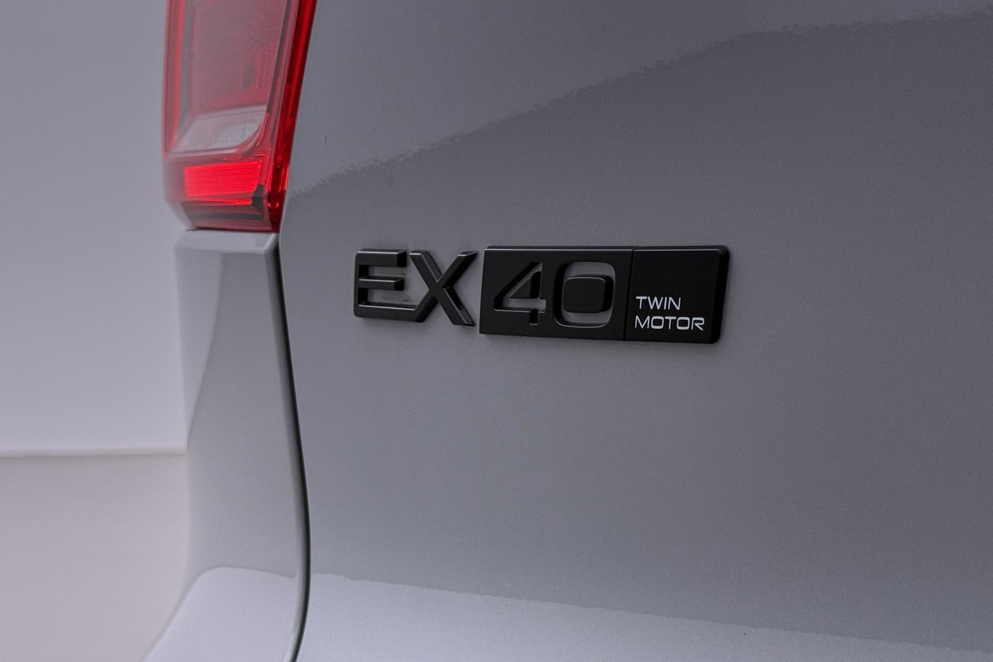 Volvo EX40 Twin Motor Plus Black Edition 82 kWh | 409 PK! | AWD | 360° Camera | Harman/Kardon | Stoel+Stuurverwarming | ACC